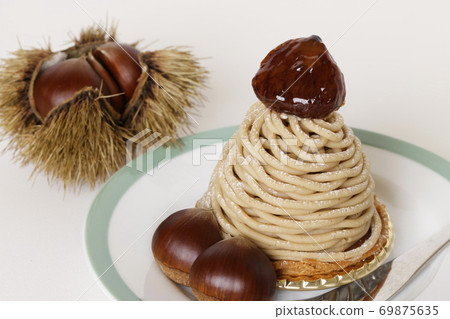 Mont Blanc cake and chestnuts 69875635