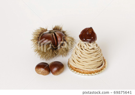 Mont Blanc cake and chestnuts 69875641