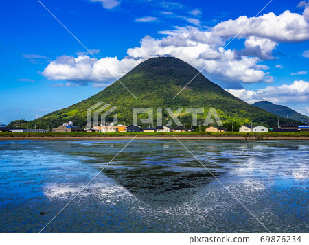 [Marugame City, Kagawa Prefecture] Sanuki Fuji under the blue sky Mt. Iino 69876254