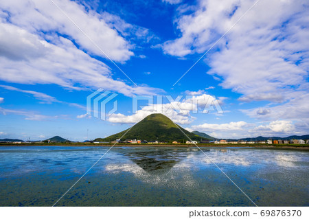 [Marugame City, Kagawa Prefecture] Sanuki Fuji under the blue sky Mt. Iino 69876370