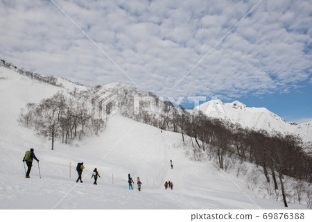 在群馬縣與新潟縣交界的日本百座著名山峰的冬季，天神山，登山者和谷川山的藍天 69876388