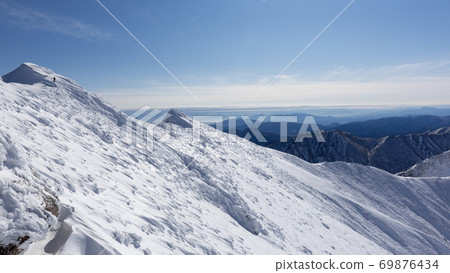 在群馬縣與新潟縣交界處的日本百座著名山峰的冬季,谷川山的頂峰(衝木的耳朵/托馬的耳朵)和藍天 在群馬縣與新潟縣交界處的日本百座著名山峰的冬季,谷川山的頂峰(衝木的耳朵/托馬的耳朵)和藍天 69876434