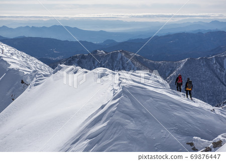 A view from the ears of Oki to the ears of Toma in the winter of Mt. Tanigawa, one of the 100 famous mountains in Japan on the border between Gunma and Niigata prefectures. A view from the ears of Oki to the ears of Toma in the winter of Mt. Tanigawa, one of the 100 famous mountains in Japan on the border between Gunma and Niigata prefectures. 69876447