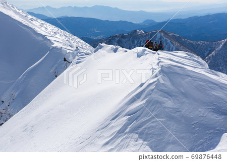 A view from the ears of Oki to the ears of Toma in the winter of Mt. Tanigawa, one of the 100 famous mountains in Japan on the border between Gunma and Niigata prefectures. A view from the ears of Oki to the ears of Toma in the winter of Mt. Tanigawa, one of the 100 famous mountains in Japan on the border between Gunma and Niigata prefectures. 69876448