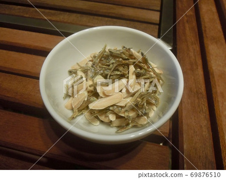 美味的堅果和小魚 69876510