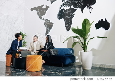 People meeting in modern 69876676