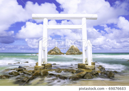 福岡縣島市用慢速快門拍攝的富田高浦的白色鳥居和梅花岩 福岡縣島市用慢速快門拍攝的富田高浦的白色鳥居和梅花岩 69876683