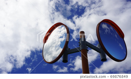 彎曲的鏡子，反射出藍天（右側） 69876849