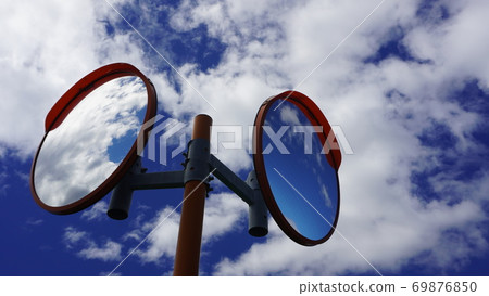 彎曲的鏡子，反射出藍天（左側） 69876850