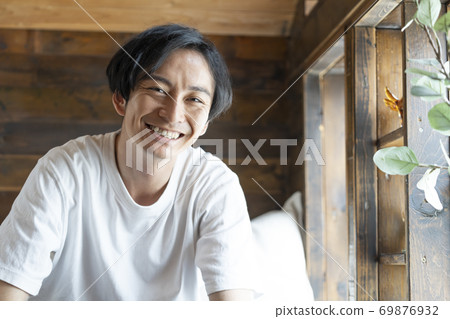 Arasa穿著白色T恤的男人 Arasa穿著白色T恤的男人 69876932