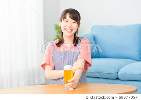午餐時喝啤酒休息的女人 照片素材 午餐時喝啤酒休息的女人 照片素材 69877057