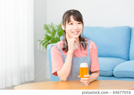 Woman taking a break while drinking beer at lunch Photo material Woman taking a break while drinking beer at lunch Photo material 69877058