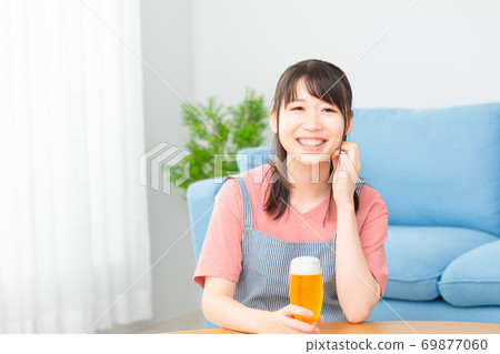 Woman taking a break while drinking beer at lunch Photo material Woman taking a break while drinking beer at lunch Photo material 69877060