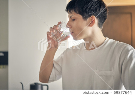 男人喝水 69877644
