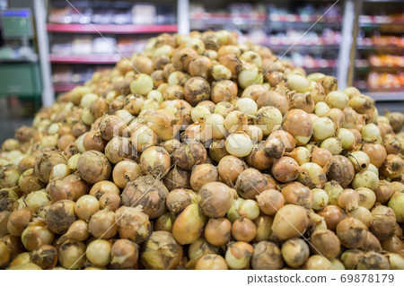 Fresh harvest onions. Onions background. Onions in market 69878179