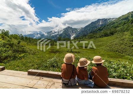 Children enjoying Tsugaike Nature Garden 69878232