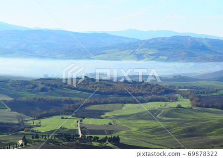 Orcha谷周圍美妙的晨霧 69878322