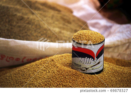 Canned soybean seeds , Cans used as a measuring tool for sale 69878327