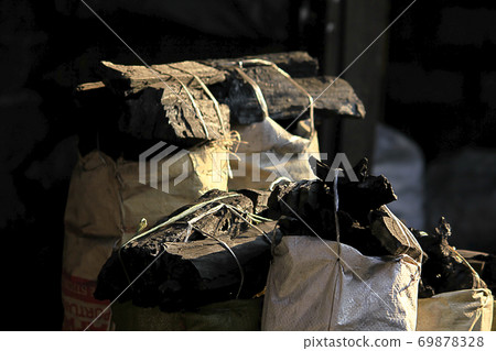 Charcoal packed in sacks for sale Charcoal packed in sacks for sale 69878328