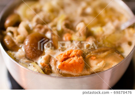 北海道的本地美食“石狩火鍋”使用鮭魚和沙丁魚作為秋季食材的季節 北海道的本地美食“石狩火鍋”使用鮭魚和沙丁魚作為秋季食材的季節 69878476