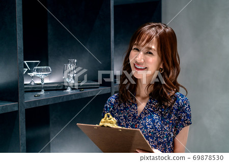 購物時在商店裡回答一個問卷的年輕女子 69878530