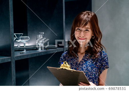購物時在商店裡回答一個問卷的年輕女子 69878531