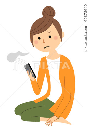 一個年輕的女人，一邊看著她的智能手機嘆氣 69878640