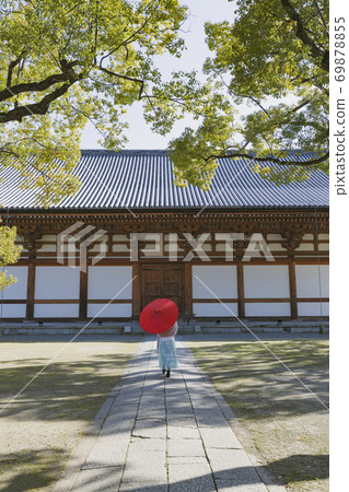 [京都]一個帶著日本傘的女人走過東寺的石廊 69878855