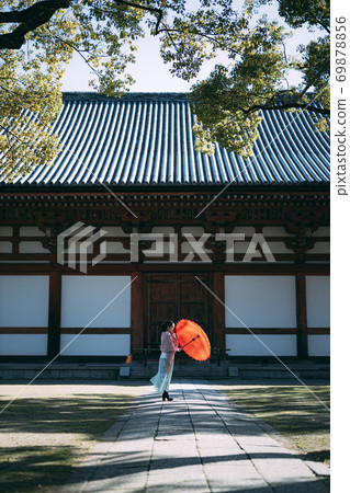 [京都]站在東寺的石廊上的日本雨傘女子 69878856