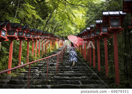 [京都]一名婦女用日本雨傘攀登岐阜神社的石階 69879351