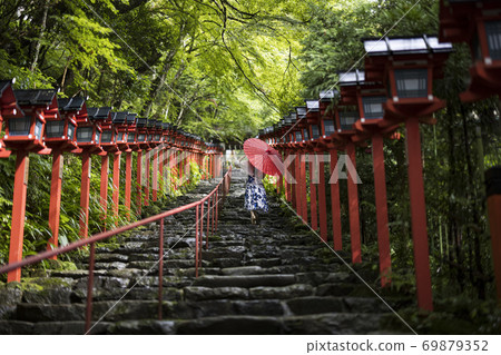 [京都]一個女人爬上基本神社的石階 69879352