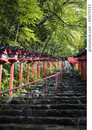 [京都]一個女人用一把日本傘在基本神社的石階上行走 69879353
