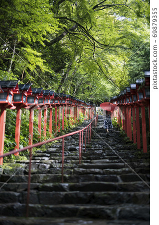 [京都]一名婦女用日本傘在基本神社爬石階 69879355