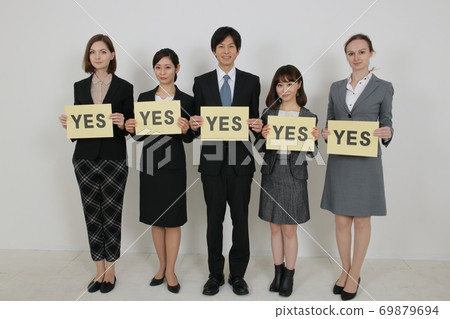 Japanese and foreign business people with boards (all YES) 69879694