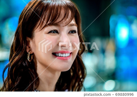 一個喜歡購物的年輕女子 一個喜歡購物的年輕女子 69880996
