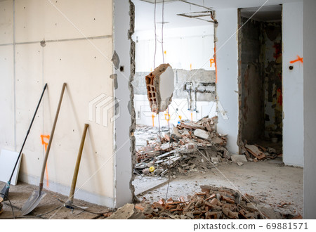 Old apartment renovation dismantling process Old apartment renovation dismantling process 69881571