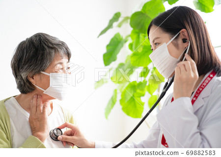 女醫生將聽診器應用於老年人 69882583