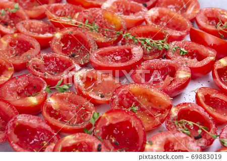 Slice a tomato, prepare tomatoes for drying 69883019