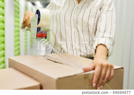 Woman Packing Boxes Close Up 69884877