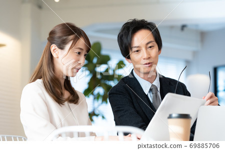 男人和女人在辦公室工作 69885706