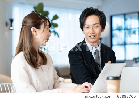 男人和女人在辦公室工作 69885709
