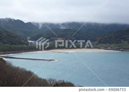Shiratsuru海灘覆蓋著雨雲 Shiratsuru海灘覆蓋著雨雲 69886733