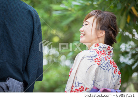 浴衣的男人和女人 69887151
