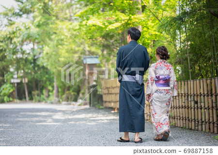 Men and women in yukata 69887158