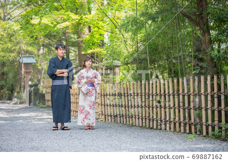 Men and women in yukata 69887162