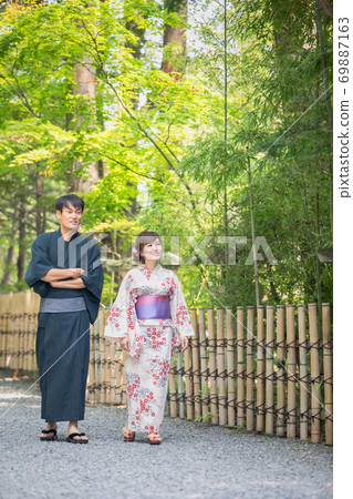 Men and women in yukata 69887163