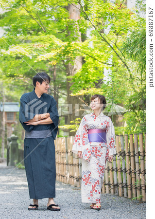 Men and women in yukata Men and women in yukata 69887167