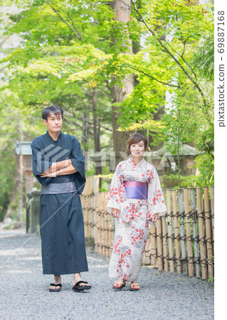 Men and women in yukata Men and women in yukata 69887168