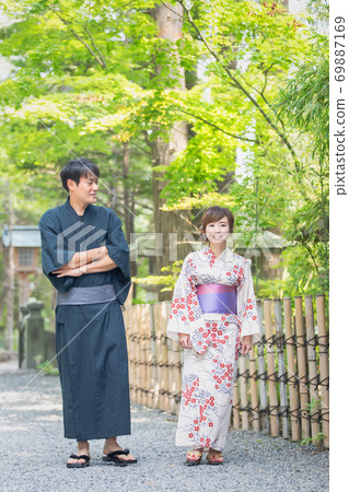 Men and women in yukata Men and women in yukata 69887169