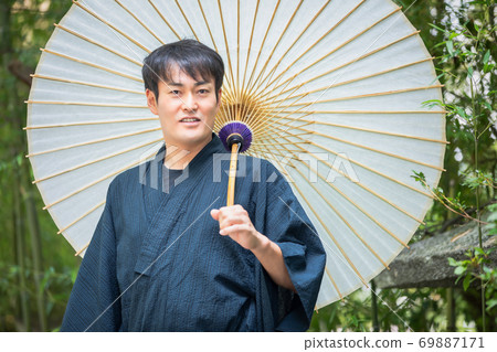 男士穿著浴衣出場 男士穿著浴衣出場 69887171